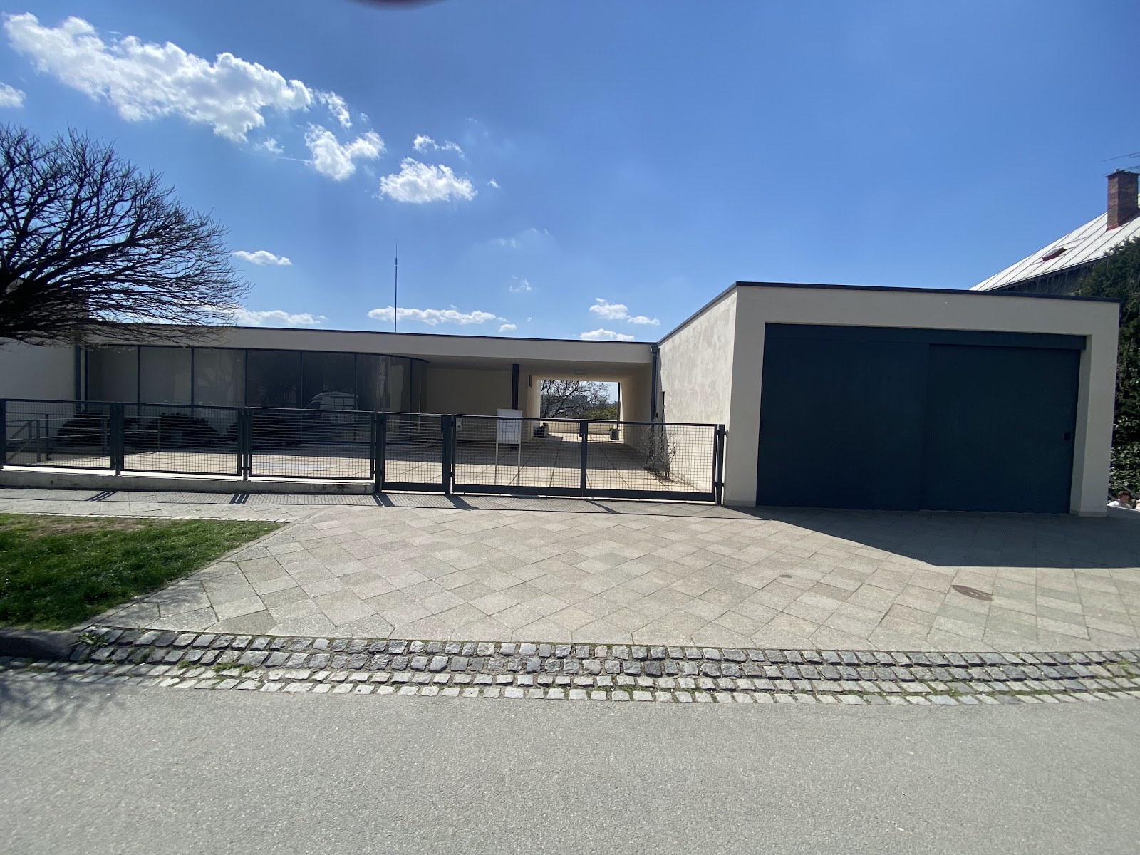 Moderní exteriér Vily Tugendhat s garáží
