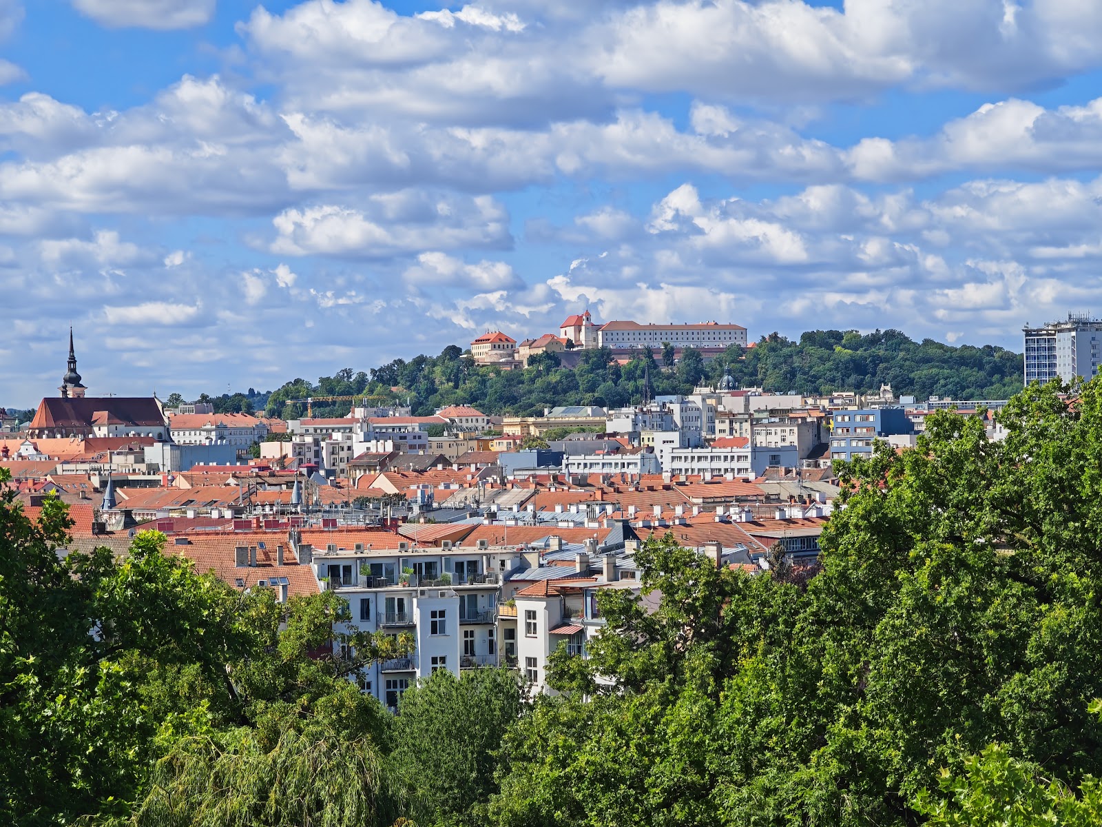 Dechberoucí výhled na panorama města Brna.